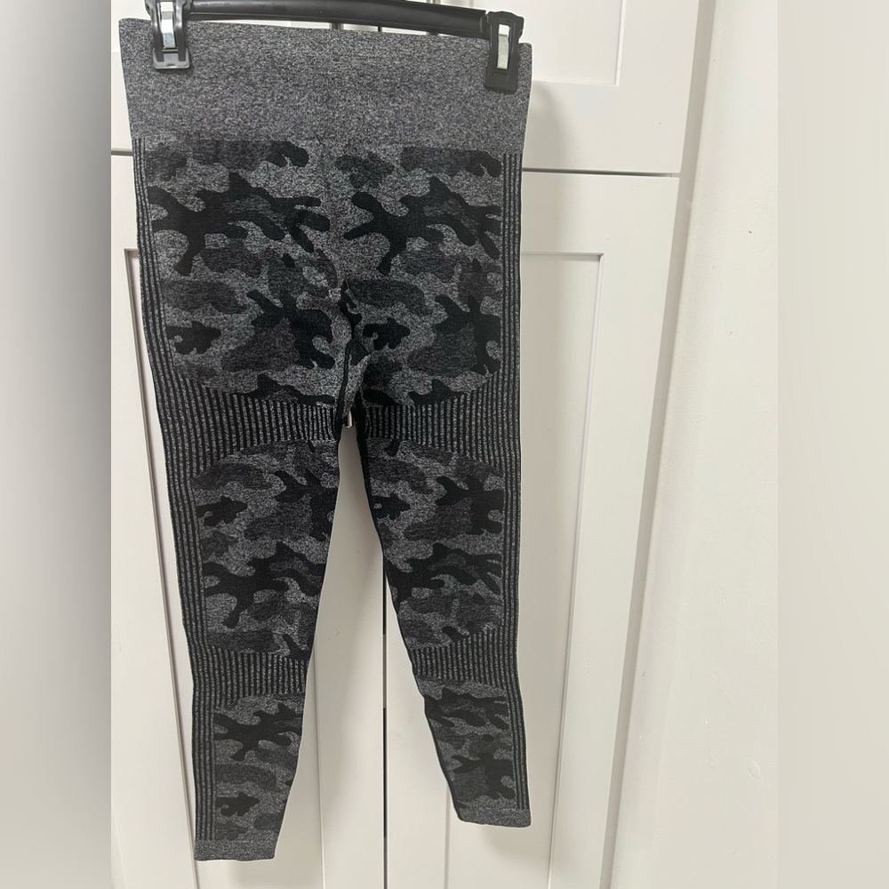 Abs2b seamless legging black/gray camo print -New